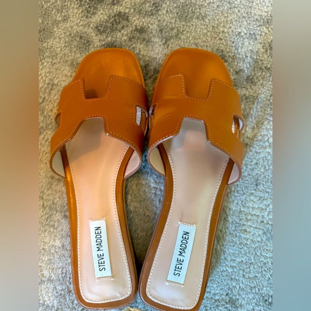 Steve Madden flat sandals. EUC